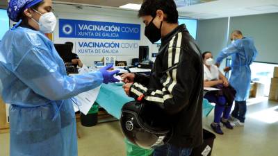 vacunación. Un joven acude a recibir su dosis en el Hospital de Ourense. Foto: R. Veiga / E.P.