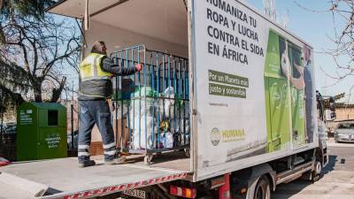 Camión de recogida de los residuos de la Fundacion Humana