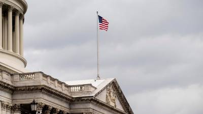 Bandera estadounidense en el Capitolio. FOTO: MICHAEL BROCHSTEIN