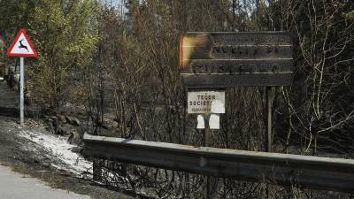 Cartel quemado por el incendio de Cualedro (Ourense). ROSA VEIGA/EUROPA PRESS