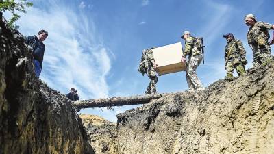 Militares ucranianos establecen una línea fortificada para proteger Zaporiya. Foto: Zuma Press