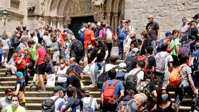 Turistas y peregrinos en las escaleras de la plaza de Platerías