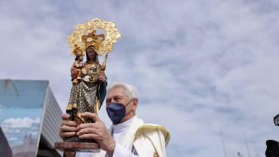 Manuel Liñeiro impartindo a bendición coa Virxe da Barca. Foto: Concello de Muxía