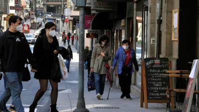 Vecinos de Ourense caminan por una de las calles del barrio de O Couto el mismo día en el que han prohibido las reuniones entre no convivientes ante el aumento de contagios de covid-19. FOTO: Rosa Veiga - Europa Press