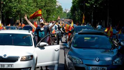 MADRID, 23/05/2020.- Manifestación en coche en la plaza de Cibeles en Madrid que Vox ha promovido contra la gestión del Gobierno en la pandemia de coronavirus. EFE/Victor Lerena