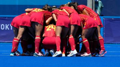 Las jugadoras de la selección española femenina de hockey sobre hierba hacen una piña antes de un partido. Foto: COE