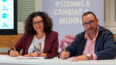 CONVENIO. Margarita Hermo e Xoan España asinando a renovación do convenio. Fotos: Amicos