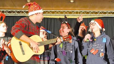 MÚSICA. Los cánticos navideños animaron el ambiente en el festival que Amicos celebró en Ribeira. Foto: Amicos