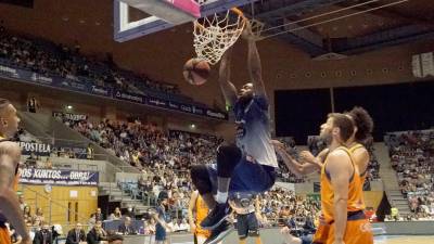 MATE de Viny Okouo en el partido ante Valencia Basket, ayer. Foto: Fernando Blanco 