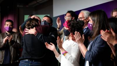 Iglesias abrazándose al cofundador de Podemos Juan Carlos Monedero. Foto: I. Infantes/E.P.