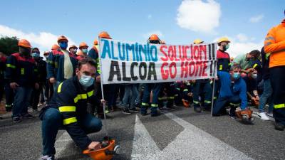 movilización. Trabajadores del comité de Alcoa durante el corte en la A8 en ambos sentidos a la altura de Vilalba. Foto: Carlos Castro
