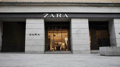 Fachada y letrero del primer local de Zara. FOTO: Jesús Hellín