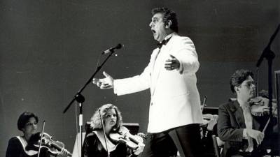 GALA lírica. El tenor madrileño durante su actuación en la capital gallega en una tarde veraniega de 1992 . Foto: Fernando Blanco