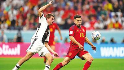 INCANSABLE. A la derecha, Jordi Alba, disputando un balón frente un rival. Foto: E. Press