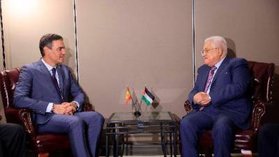 Sánchez, con el presidente palestino Mahmoud Abbas, ayer en Nueva York. Foto: E. P.