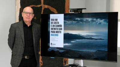 El vicepresidente de la Diputación coruñesa, y responsable de Turismo, el nacionalista Xosé Regueira, muestra una campaña provincial. Foto: DAC
