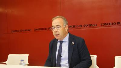 El alcalde de Santiago, Xosé Sánchez Bugallo, durante la rueda de prensa de este lunes