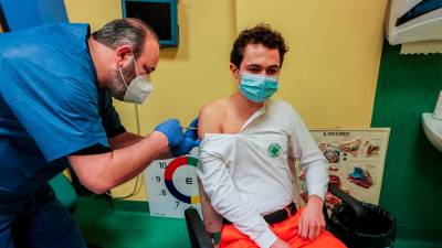 La vacunación en Italia de los profesionales sanitarios avanza. Foto: Tino Romano / Efe