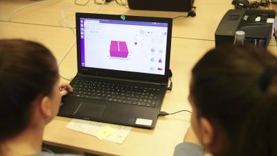 Dos alumnos trabajan con un ordenador en un aula FOTO: E.P.