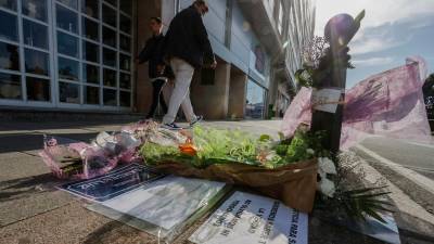 flores y carteles. Flores y carteles en el lugar donde fue asesinado Samuel Luiz, ayer en A Coruña. Foto: Kiko Delgado 