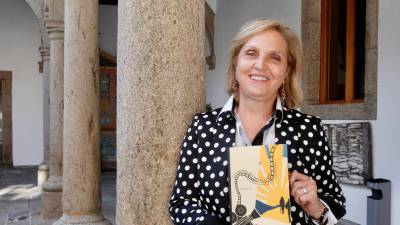 SANTIAGO. Pilar Falcón con su libro ‘Un camiño de cinema Xacobeo’. Foto: Fernando Blanco