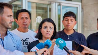 La portavoz de las familias, María José de Pazo, atendiendo a la prensa. FOTO: Jesús Hellín