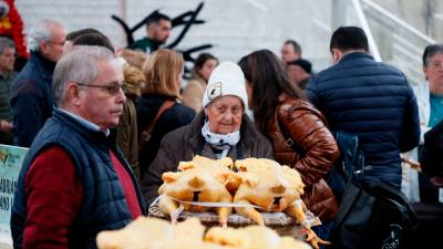 La localidad lucense de Vilalba revive este 21 de diciembre, un año más, la tradicional feria de los capones, a la que llegan 1.100 ejemplares censados. EFE/ Eliseo Trigo