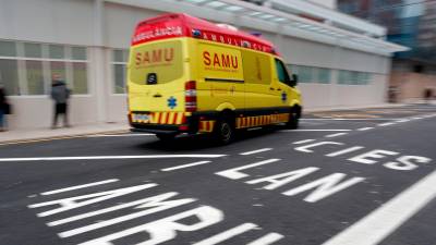 Una ambulancia circula por una calle de Madrid, tercera comunidad con peores datos.