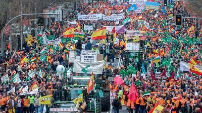 Varios tractores y manifestantes con pancartas, bandera, durante la marcha ‘20M’, a 20 de marzo de 2022, en Madrid (España). Los organizadores de esta convocatoria, denominada como ‘20M’, son Asaja, COAG, UPA, Real Federación Española de Caza (RFEC), Oficina Nacional de la Caza (ONC), Alianza Rural, Unión de Criadores del Toro de Lidia (UCTL), Federación Nacional de Comunidades de Regantes de España (Fenacore) y Cooperativas Agro-alimentarias. Esta multitudinaria marcha reivindica un futuro mejor para el mundo rural y las actividades que lo sustentan. Más de 1500 autobuses con manifestantes han venido de toda España. // Ricardo Rubio / Europa Press 20/03/2022