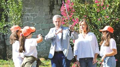 O presidente da Xunta e a conselleira de Política Social, na súa visita ao campamento de verán Marina España en Bergondo.