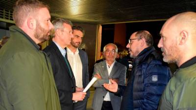 Gonzalo Trenor, por la izquierda, Alfonso Rueda, Diego Calvo, y Jesús Picallo con representantes del comité de Xeal. Foto: C. X.
