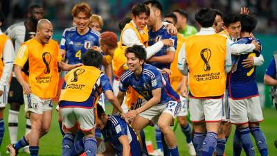LOS JUGADORES de la selección japonesa celebran la victoria ante Alemania. Foto: M. Egerton