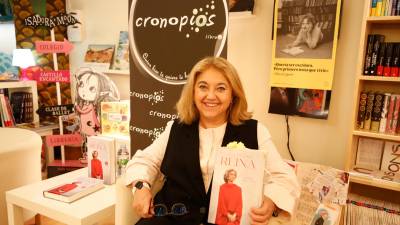 La escritora y periodista Carmen Gallardo posa con el libro, ayer, en Cronopios. Foto: A. H.