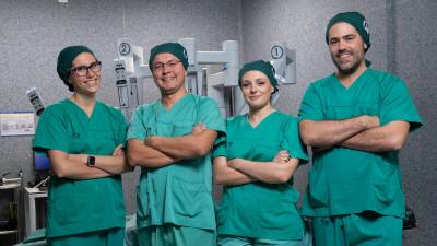 De izquierda a derecha, los doctores Lucía Osorio, Damián Villegas, Nuria Villar, y Daniel López García, integrantes del servicio de Urología Hospitalaria, delante del robot Da Vinci del hospital HM Modelo. Foto: U.H.