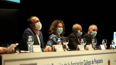 El conselleiro de Sanidad, Julio García Comesaña, a la izquierda, en el acto de inaguración de la XXIX Reunión de la Asociación Gallega de Psiquiatría