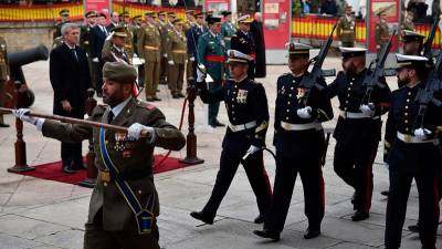 parada. Alfonso Rueda y el general Arrazola Martínez presidiendo el desfile militar ante la comandancia.