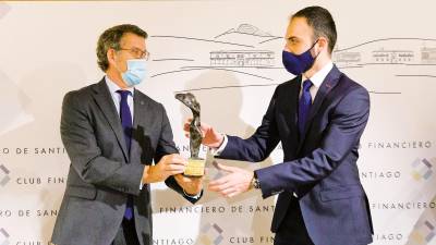 club financiero. Feijóo entrega a EL CORREO el Premio a la Excelencia, que recibió Alberto Tajes. Foto: ECG