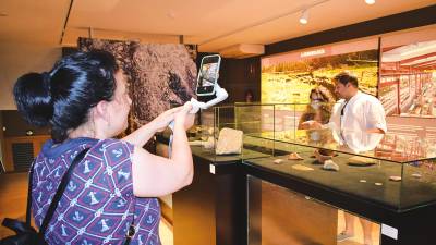 Unha das turistas plasmando co seu móbil o museo. Foto: C. V.