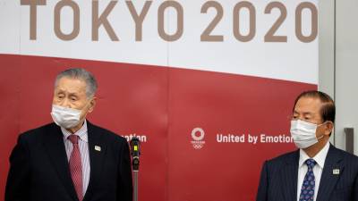 Yoshiro Mori (izq.), y Toshiro Muto, presidente y CEO de Tokio 2020, respectivamente, comparecen tras la conferencia con Thomas Bach. Foto: Takashi Aoyama