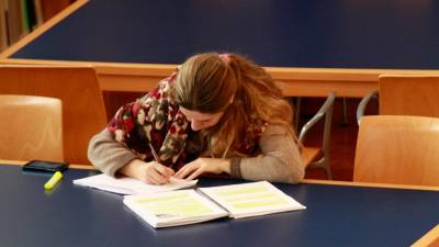 Foto de archivo de una estudiante universitaria en una biblioteca. EUROPA PRESS