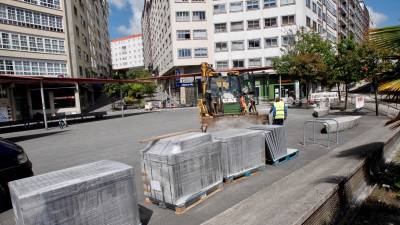 Trabajos de reparación del pavimento de la plaza Roxa, a la espera de que finalice el confinamiento. Foto: Fernando Blanco