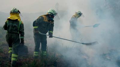 Efectivos antiincendios tratan dde controlar el fuego que afecta al monte en el parque del Gerés-Xurés. Foto:Efe