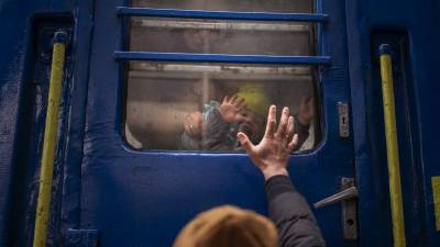 Stanislav, de 40 años, se despide de su hijo David, de 2 años y de su esposa Anna, de 35, en un tren a Leópolis en la estación de Kiev. (Fuente, www.nationalgeographic.com.es/fotografia)