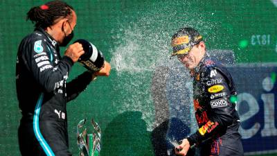 Verstappen celebrando con el británico Hamilton. Foto: Ramírez