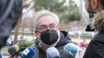 El actor David Muro, a su llegada como víctima de estafa a la segunda sesión del juicio a Paco Sanz, acusado de estafar fingiendo tener más de 2.000 tumores, en la Sección Sexta de la Audiencia Provincial de Madrid, este 9 de febrero. MARTA FERNÁNDEZ JARA/EUROPA PRESS