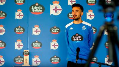 Alberto Quiles posando junto al trofeo de Estrella Galicia. Foto: RC Deportivo