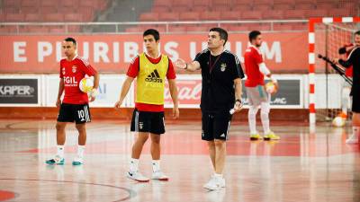 ÉXITO Pulpis, a la derecha, da instrucciones en un entrenamiento del Benfica. Foto: S. E.