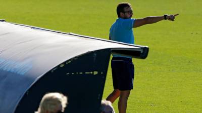 ENTRENADOR Yago Iglesias, dando instrucciones durante el pasado ‘play-off’. Foto: RFGF