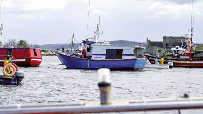 Varios barcos de flota artesanal tras la convocatoria de paro por parte de la Federación Galega de Cofradías de Pescadores en la dársena de La Marina, el pasado mes de marzo. Foto: M.Dylan