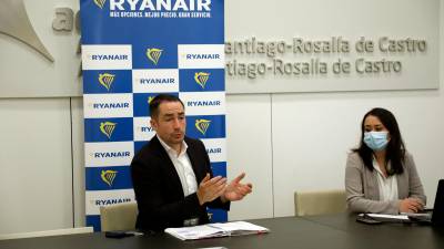 Jason McGuinness, director comercial de Ryanair, esta mañana en Lavacolla acompañado de Susana Brito, responsable de Comunicación de la aerolínea en España y Portugal. Foto: Antonio Hernández